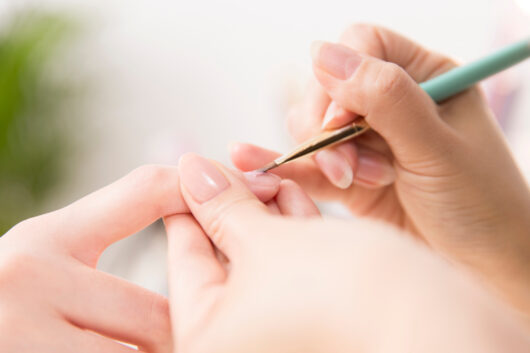 ネイルケアする手元